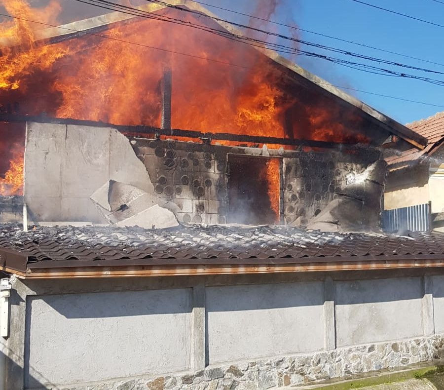 Casă în flăcări în Orlești