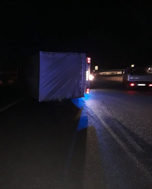 Incident rutier cu un camion încărcat cu 2, 5 tone de dulceață