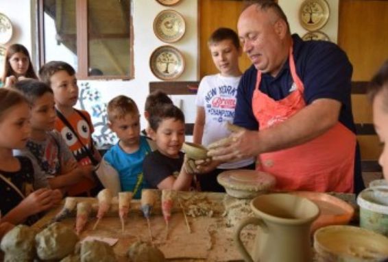 Ateliere de olărit și pelerinaje pentru elevii din Orlești