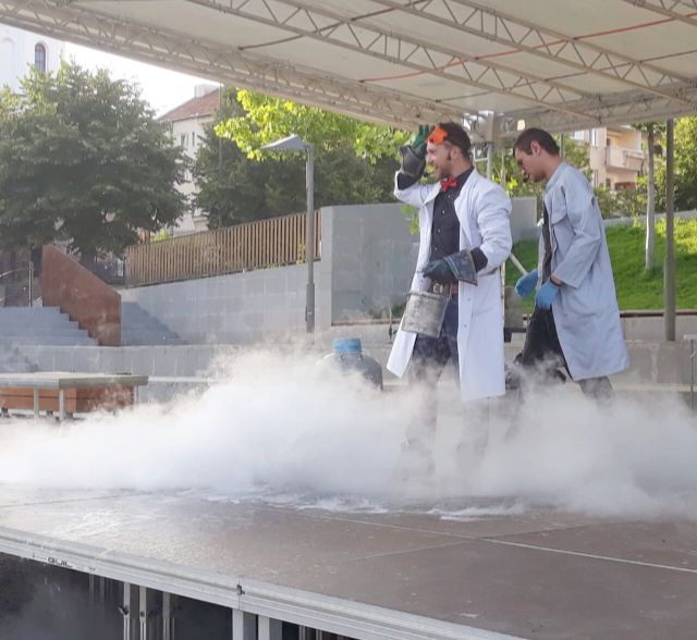 Miniomul de știință și Frumoasa din pădurea adormită, în centrul Râmnicului