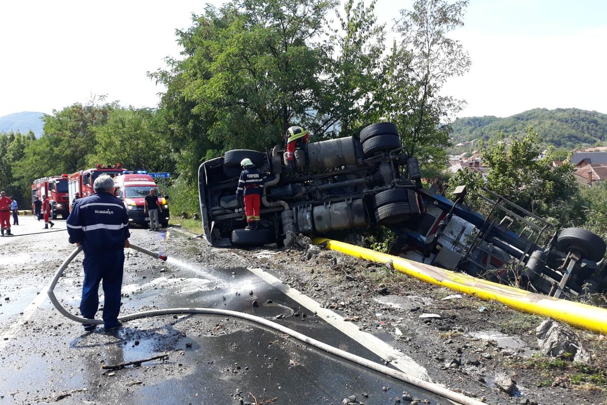 Autocamion incarcat cu bere, rasturnat pe Centura Calimanesti !