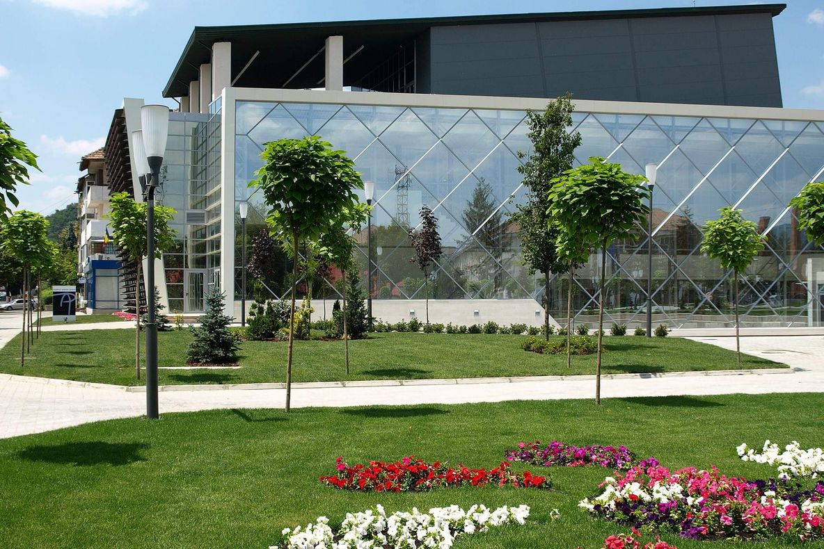 Spectacole oferite gratuit publicului vâlcean