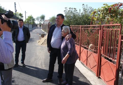 Asfalt şi canalizare pentru 20 de familii din Râmnicu Vâlcea
