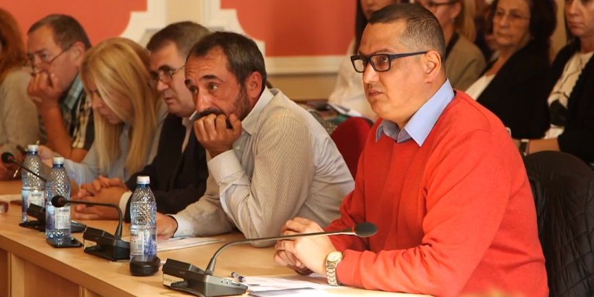 Prins când rupea un afiş electoral !