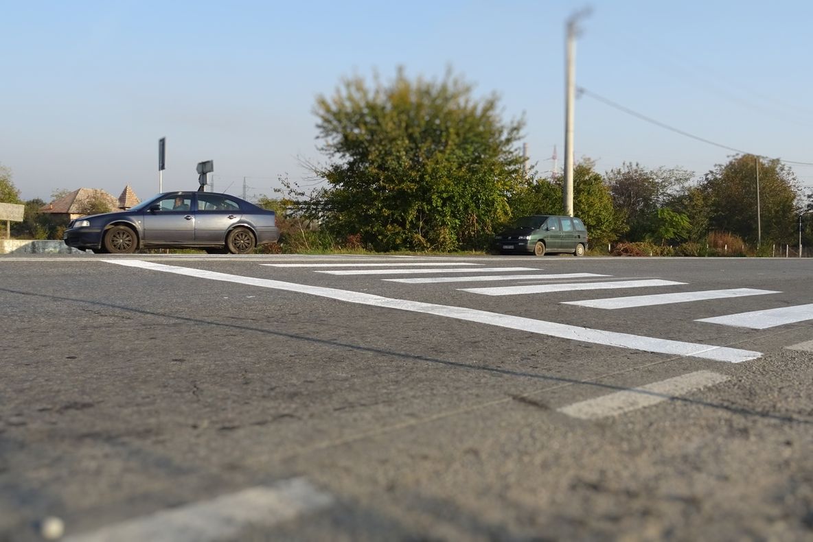 Treceri de pietoni pe DN la Stolniceni şi Căzăneşti şi semafor la Râureni