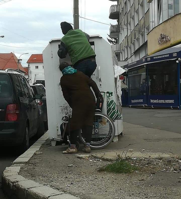 Miracol înainte de sărbători la Sfântu Gheorghe... La vederea containerului Caritas, un om s-a ridicat din scaunul rulant
