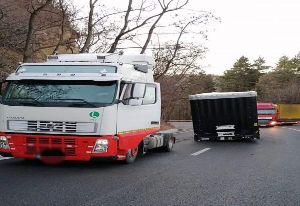 Sensul Râmnicu Vâlcea- Pitești, blocat