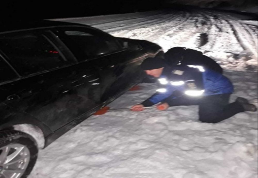 Turiști blocați în zăpadă, la Obârșia Lotrului