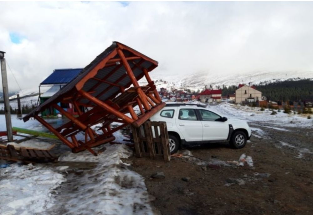 Arbori căzuți și un foișor în aer în stațiunea Rânca