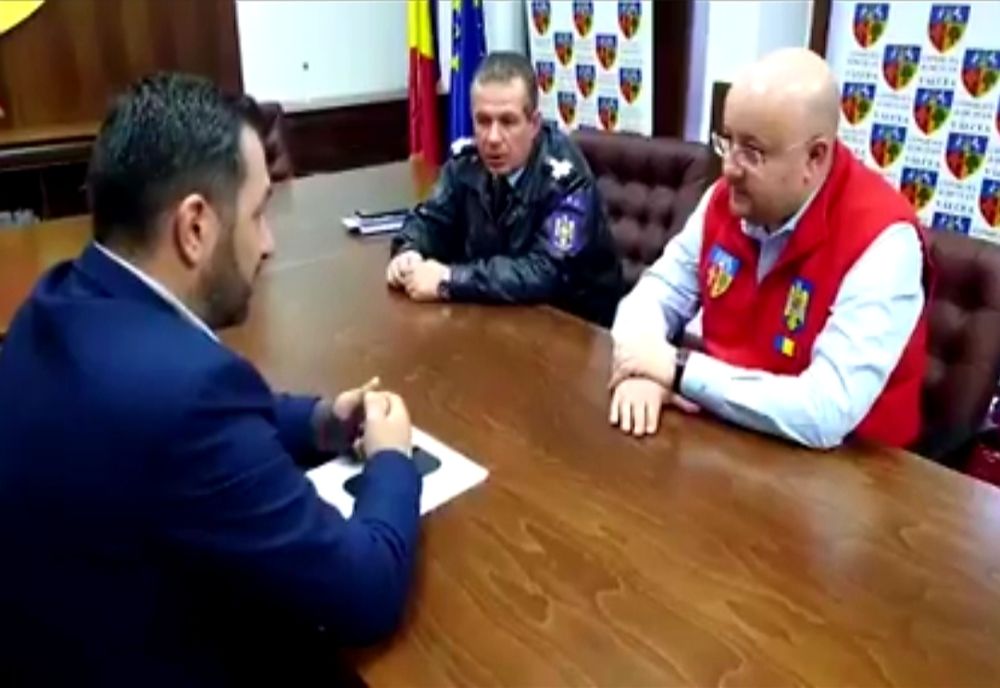 Cort pentru triajul pacienților amplasat în curtea spitalului județean Vâlcea