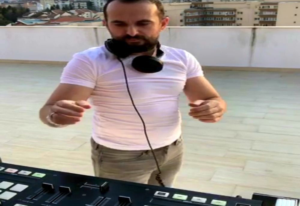 Un DJ vâlcean a mixat astăzi deasupra orașului