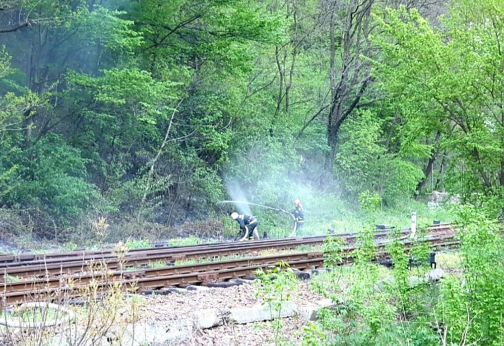 Incendiu pe calea ferată în Brezoi, Vâlcea