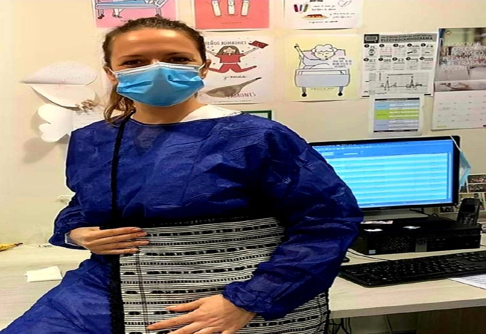 Alina, asistentă medicală, cu săculețul de Vaideeni, în lume