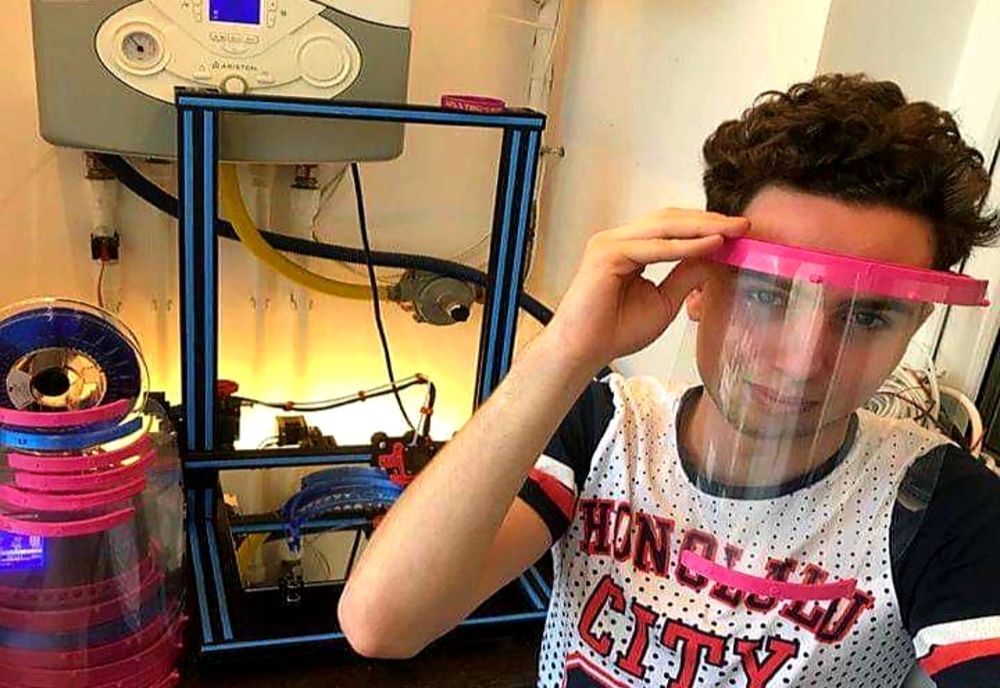 Doi elevi vâlceni, pasionați de robotică, produc viziere pentru medici din Vâlcea