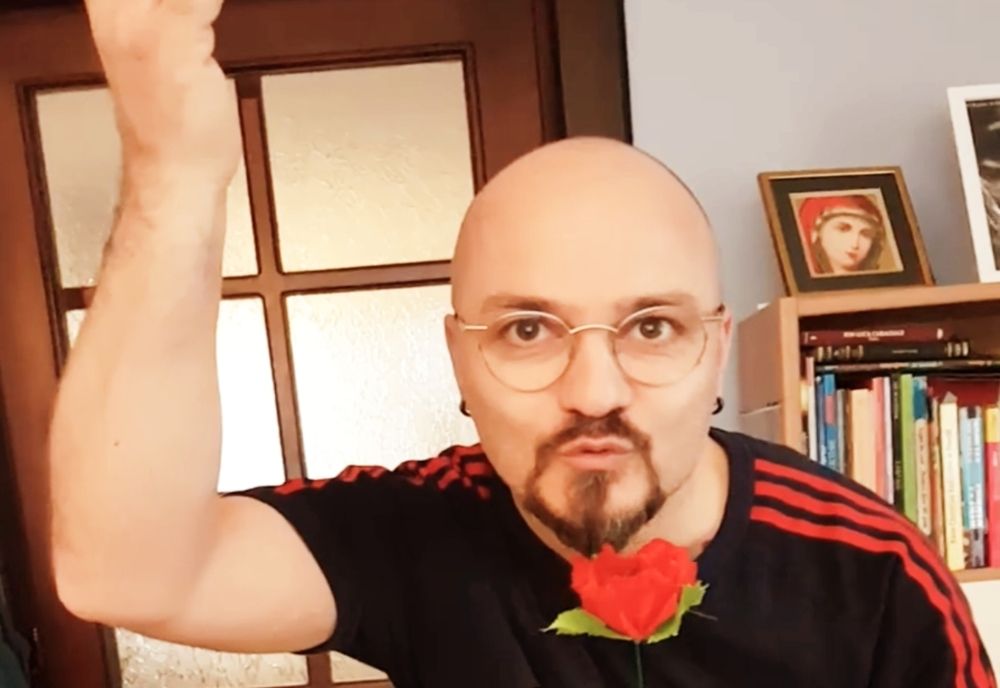 Artistul, muzica și florile "magice"