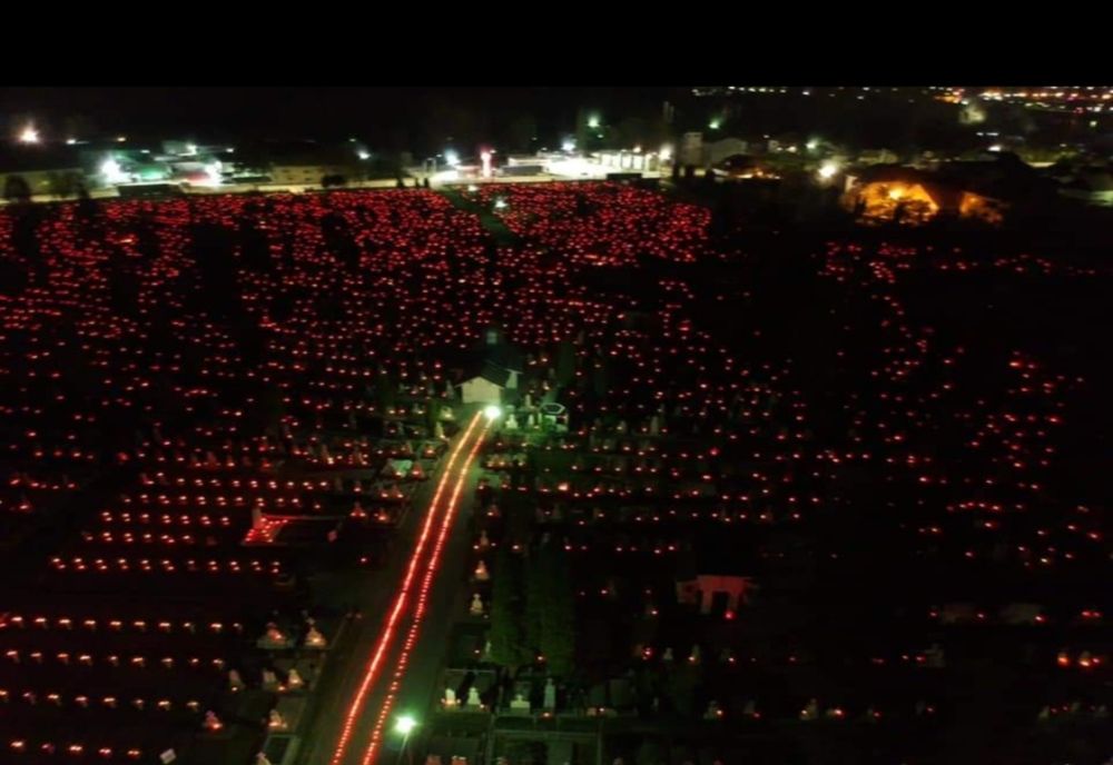 Cimitirele și bisericile din Râmnicu Vâlcea au fost luminate în această seară