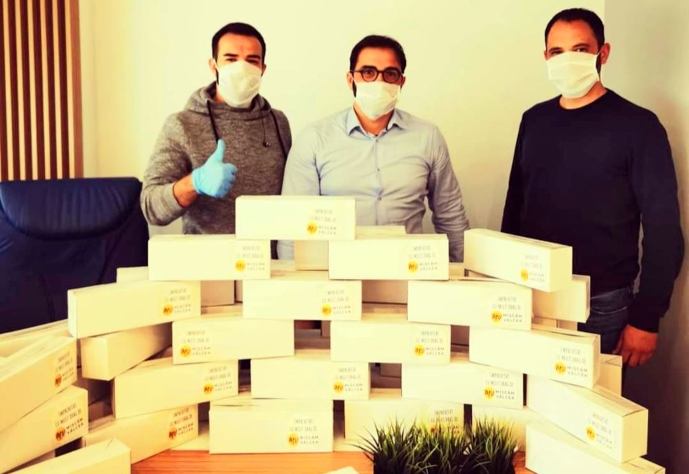 Tinerii asociației "Mișcăm Vâlcea" au oferit măști de protecție vâlcenilor care nu aveau  