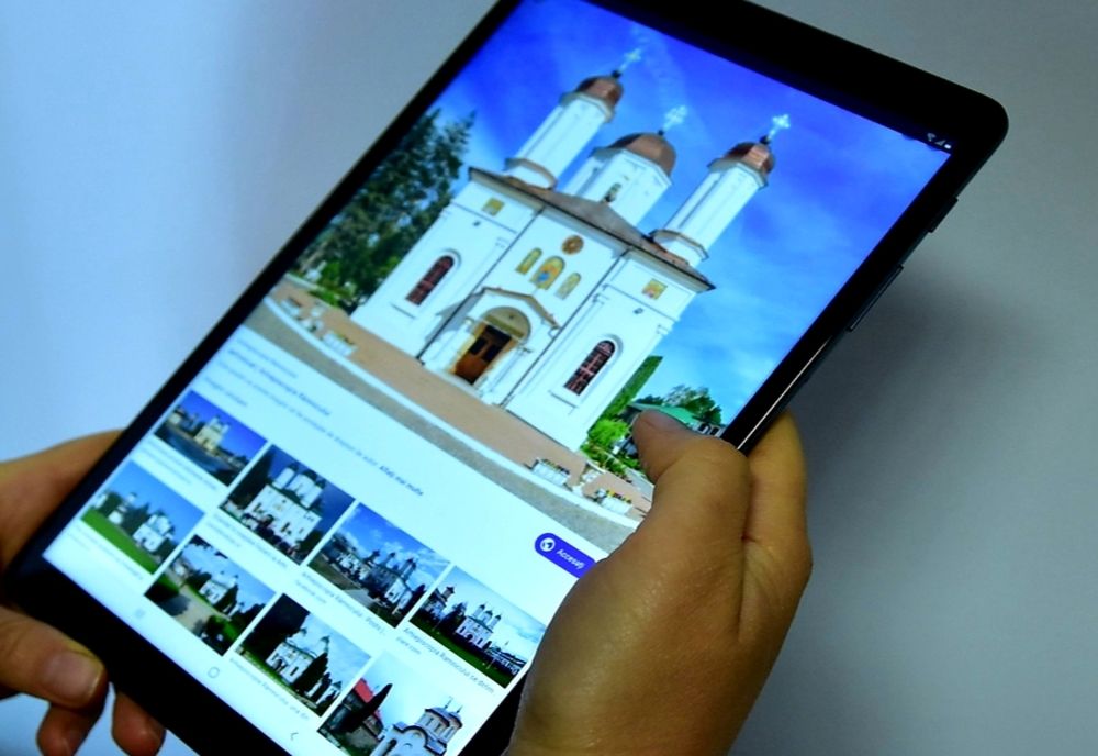 Tablete oferite unor elevi vâlceni din partea Arhiepiscopiei Râmnicului