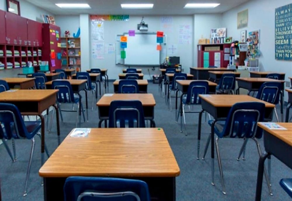 Elevii de liceu se întorc astăzi la școală