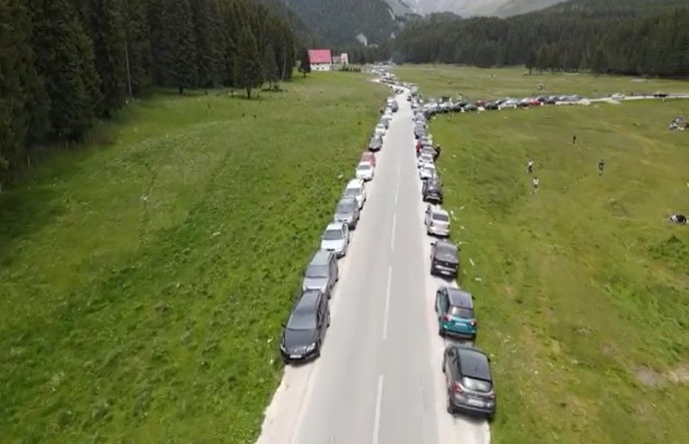 Foto- Video| Ambuteiaj pe munte, la 1600 de m altitudine, ca în mijlocul marilor orașe, în Bucegi