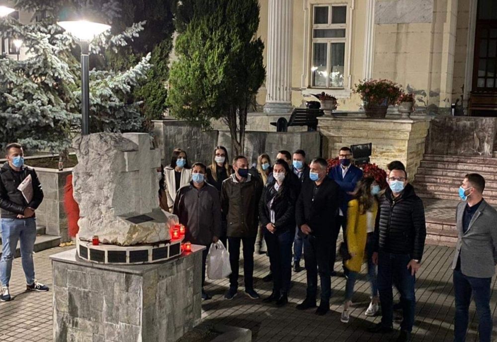 Cristian Buican și Claudia Mihaela Banu au mers în Scuarul Revoluției, în memoria Colectiv