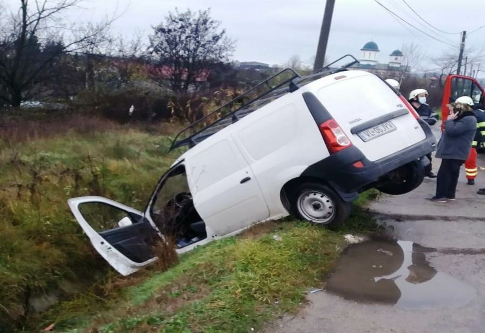 Accident în Râmnicu Vâlcea: O maşină a ieşit în decor