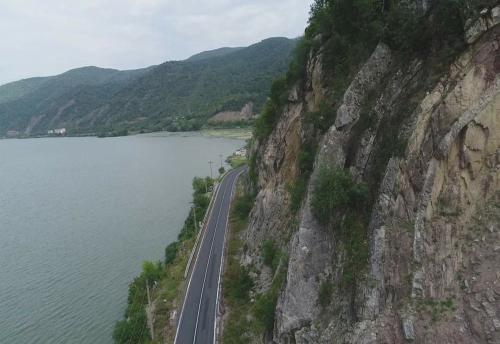 Versanții de pe DN 67, aflați la granița județelor Caraș-Severin și Mehedinți, consolidați