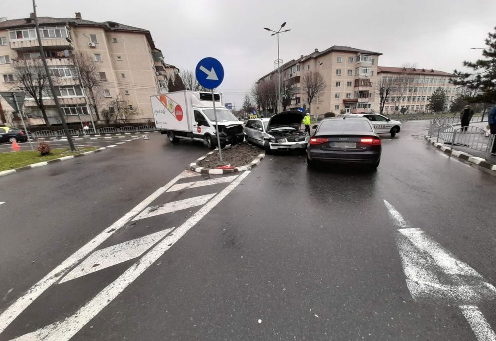 FOTO. Accident în centrul oraşului: Trei maşini implicate, o persoană rănită