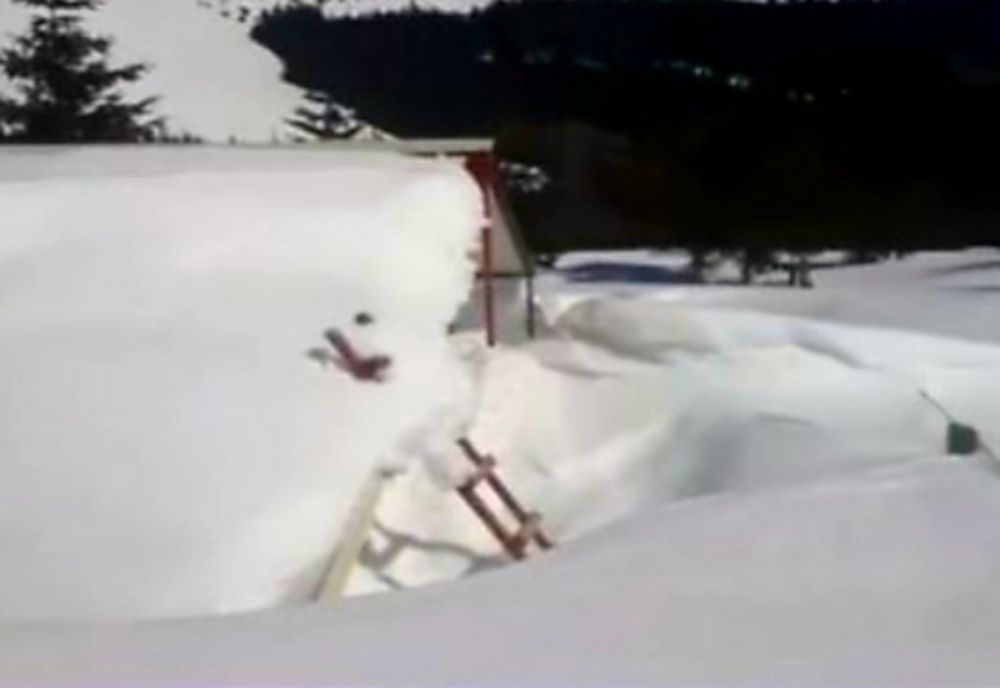 Casă acoperită cu zăpada care atinge chiar și trei metri în stațiunea Vârful lui Roman