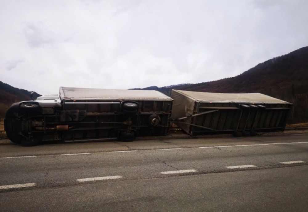 Autoutilitară răsturnată de vânt