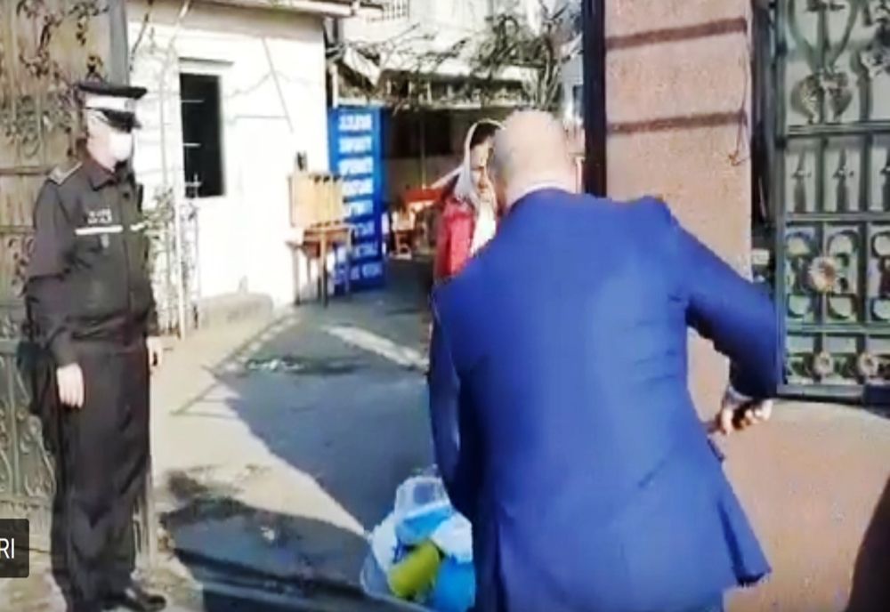VIDEO. Gunoiul aruncat de o femeie pe stradă, în Craiova, "returnat" de autorităţi în curtea sa
