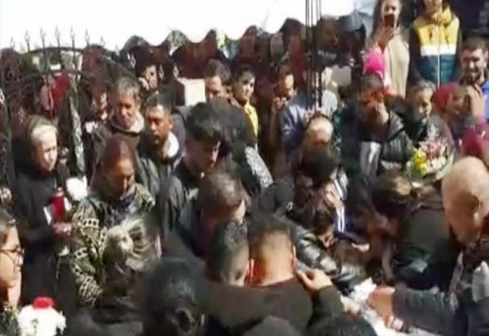 VIDEO. Sute de persoane participă, în Vâlcea, la înmormântarea unui tânăr decedat într-un accident în Olt