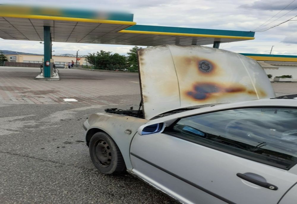 O maşină în care se afla şi un copil a luat foc, într-o benzinărie în Râmnicu Vâlcea