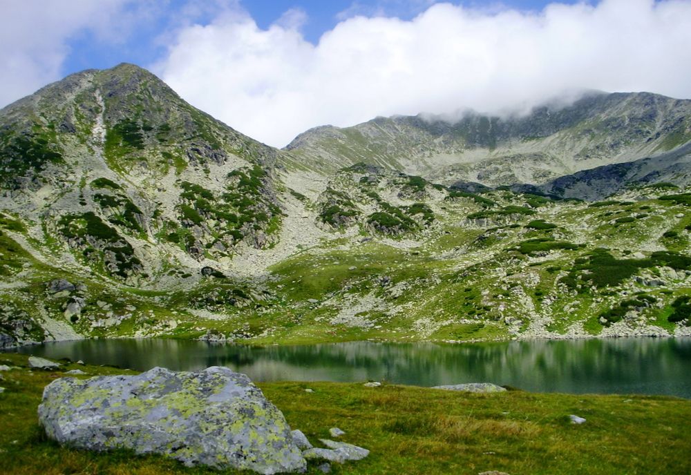 Vâlcea: Intervenţie pentru salvarea unui turist care şi-a rupt piciorul pe un traseu montan