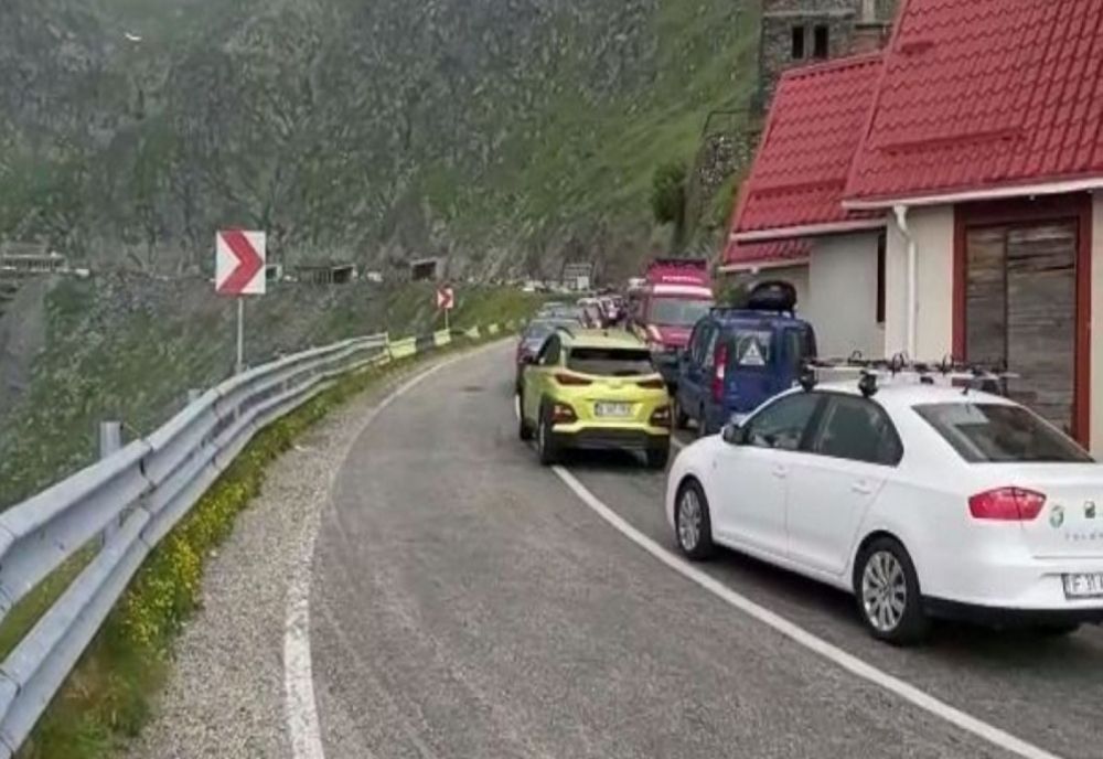 Blocaje de mașini sâmbătă, provocate de numărul mare de turiști. Unde s- a întâmplat acest lucru