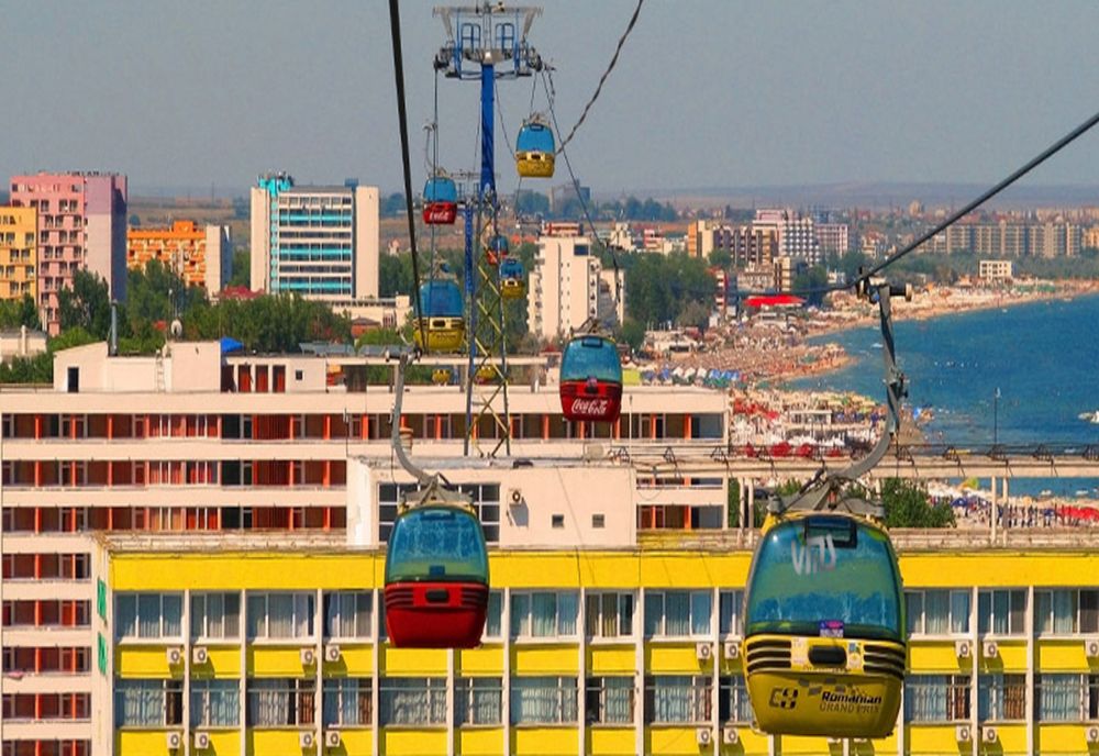 Panică în stațiunea Mamaia. Turiști blocați în telegondolă