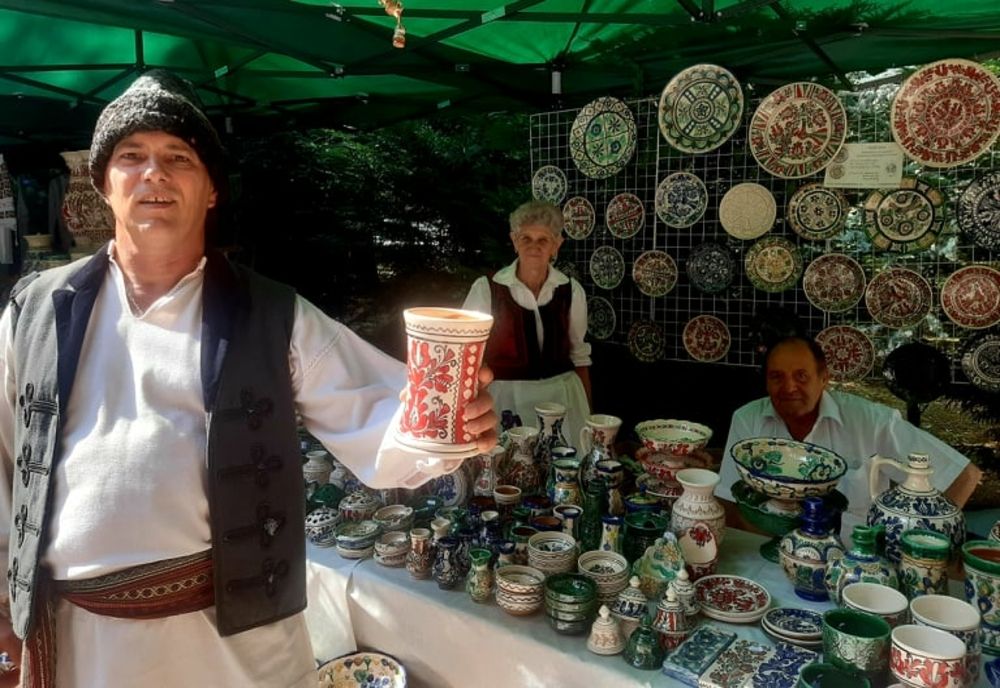 Tradiții din Argeș, Harghita și alte colțuri ale țării, aduse în Râmnic