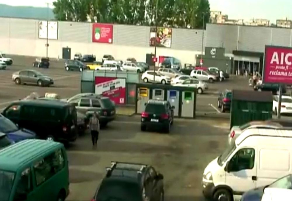 Persoane surprinse de camere video aruncând gunoiul lângă punctele de colectare