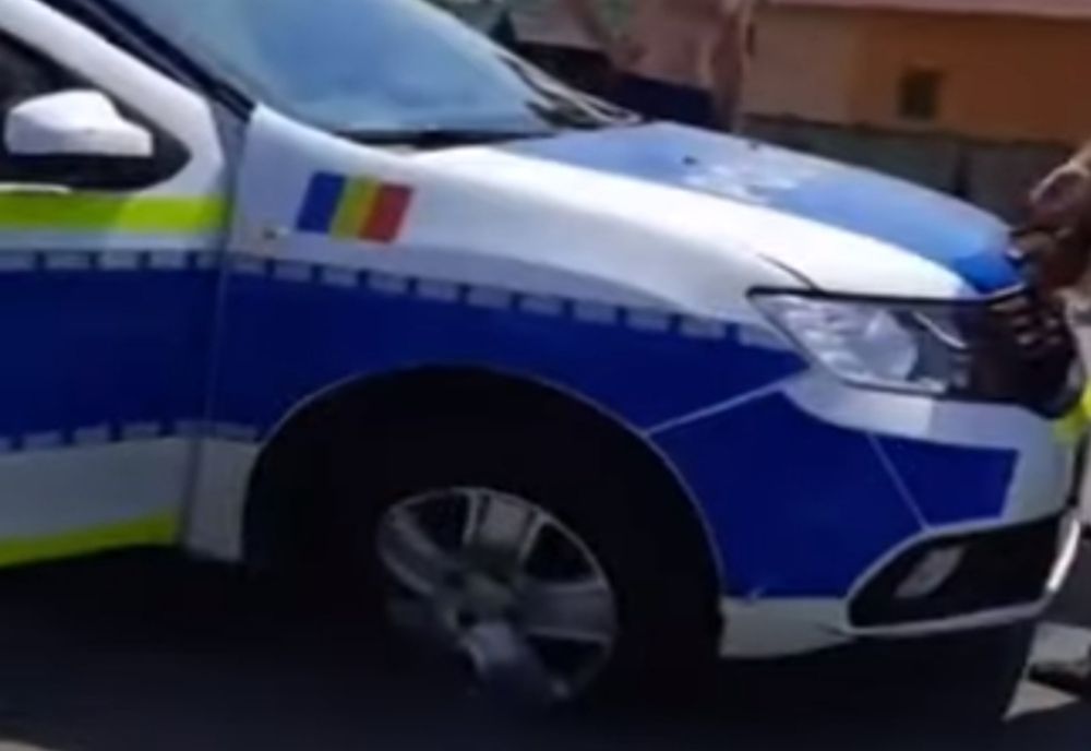 Autospecială de poliție lovită în plin în misiune. Doi polițiști au fost răniți