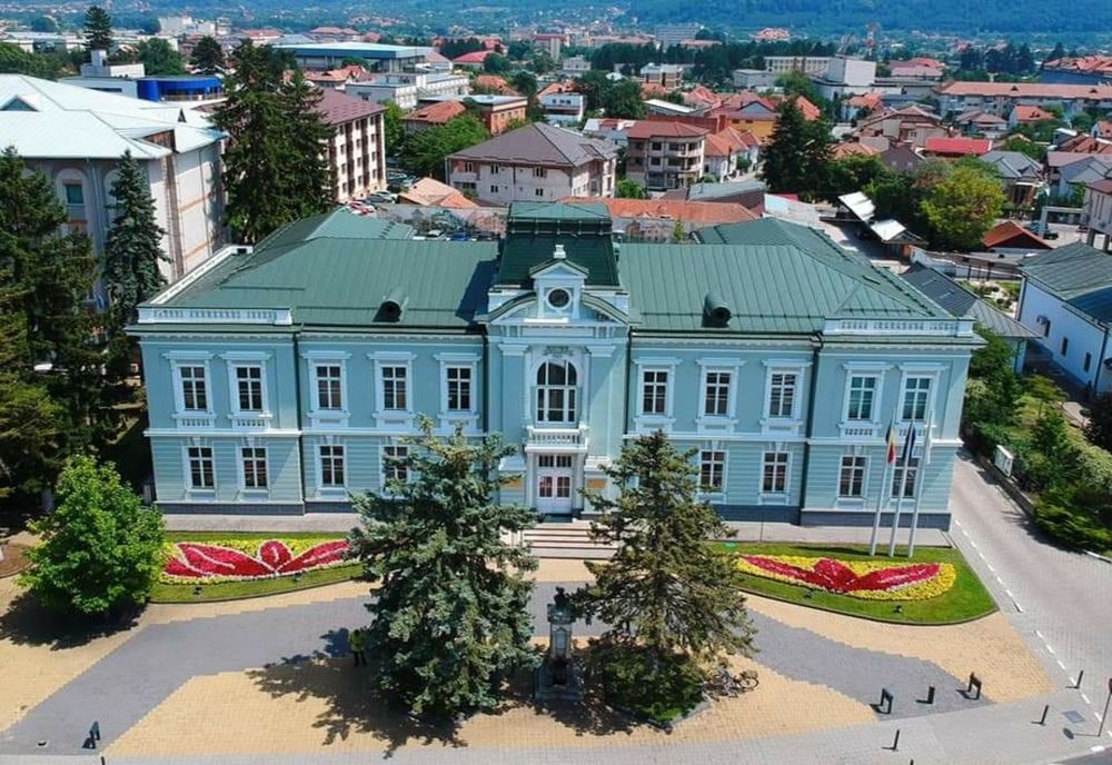 Funcționarii Primăriei nu vor mai putea merge la serviciu decât dacă sunt vaccinaţi anti-Covid-19 sau fac dovada că nu sunt infectaţi cu coronavirus.