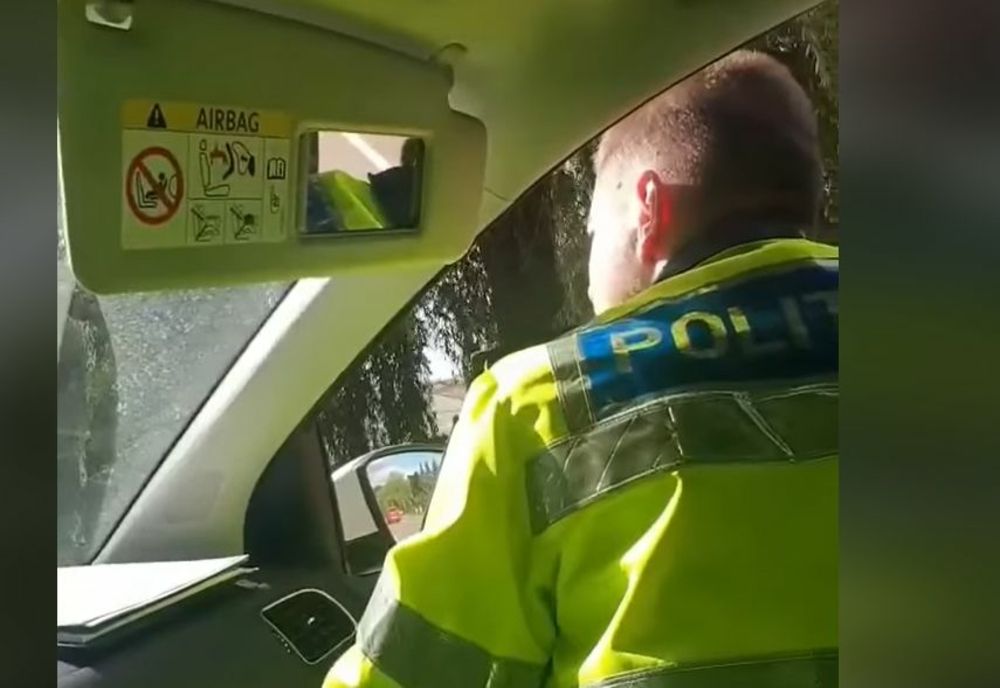 Automobil avariat de tencuiala desprinsă de pe un imobil