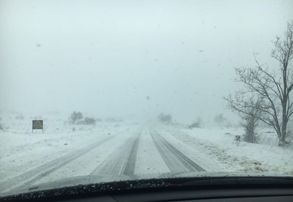 Intensificări ale vântului și ninsori viscolite