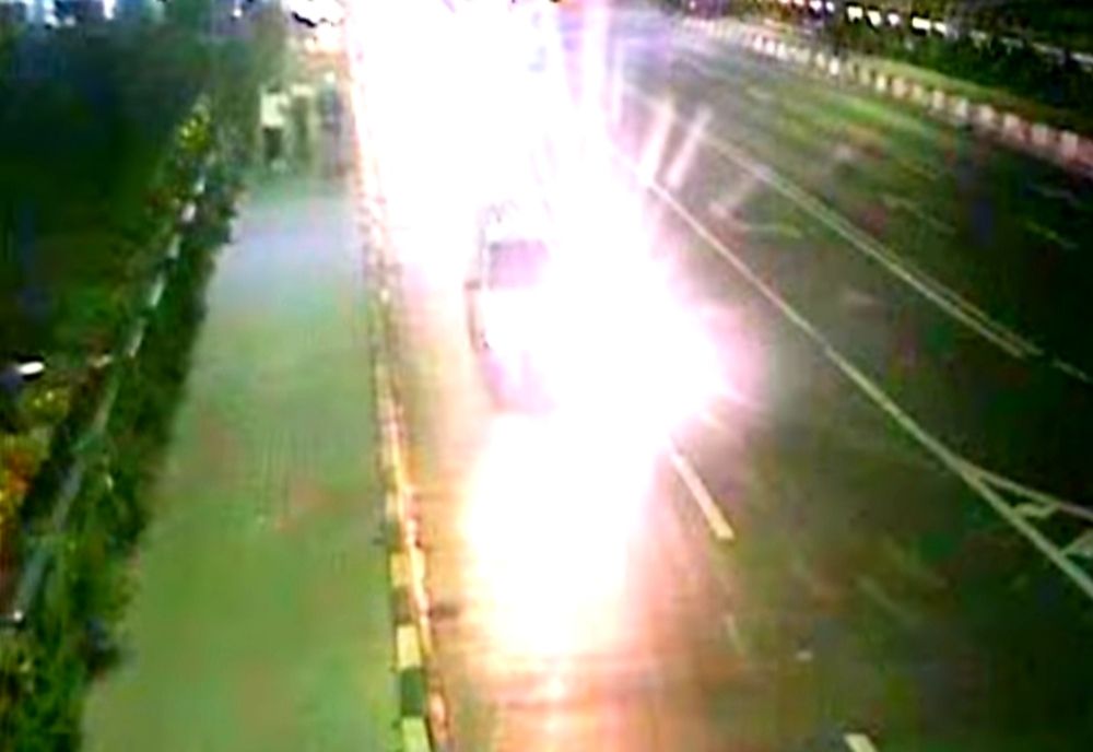 Surprinşi de camere video distrugând decoraţiunile de pe podul Vinerii Mari