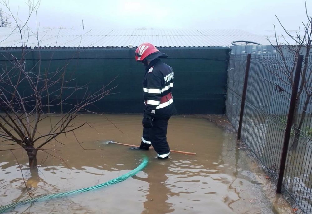 Mai multe gospodării din judeţul Vâlcea, inundate (VIDEO)