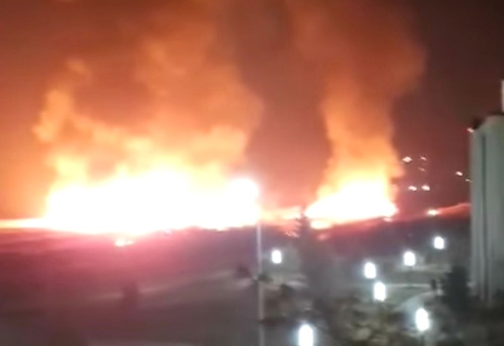 Pompierii militari intervin pentru stingerea unui incendiu în Ostroveni, Râmnicu Vâlcea