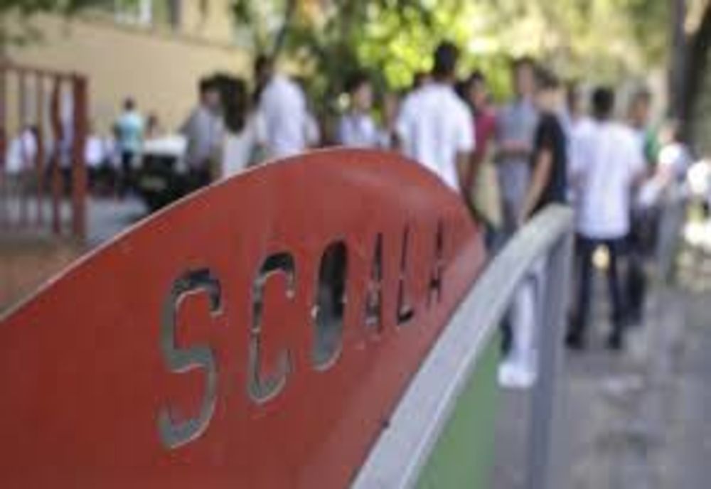 Trei elevi au fost amendaţi după ce au bruscat un alt elev în sala de clasă