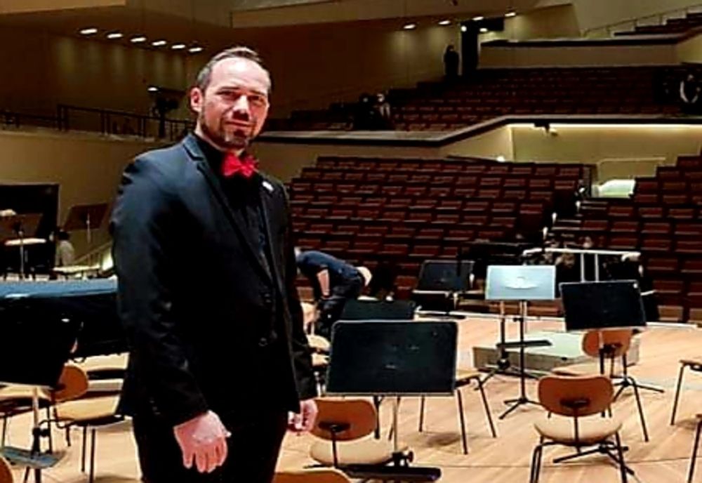 Dirijorul vâlcean Cristi Stroe prezent pe scena filarmonicii din Berlin, în concert