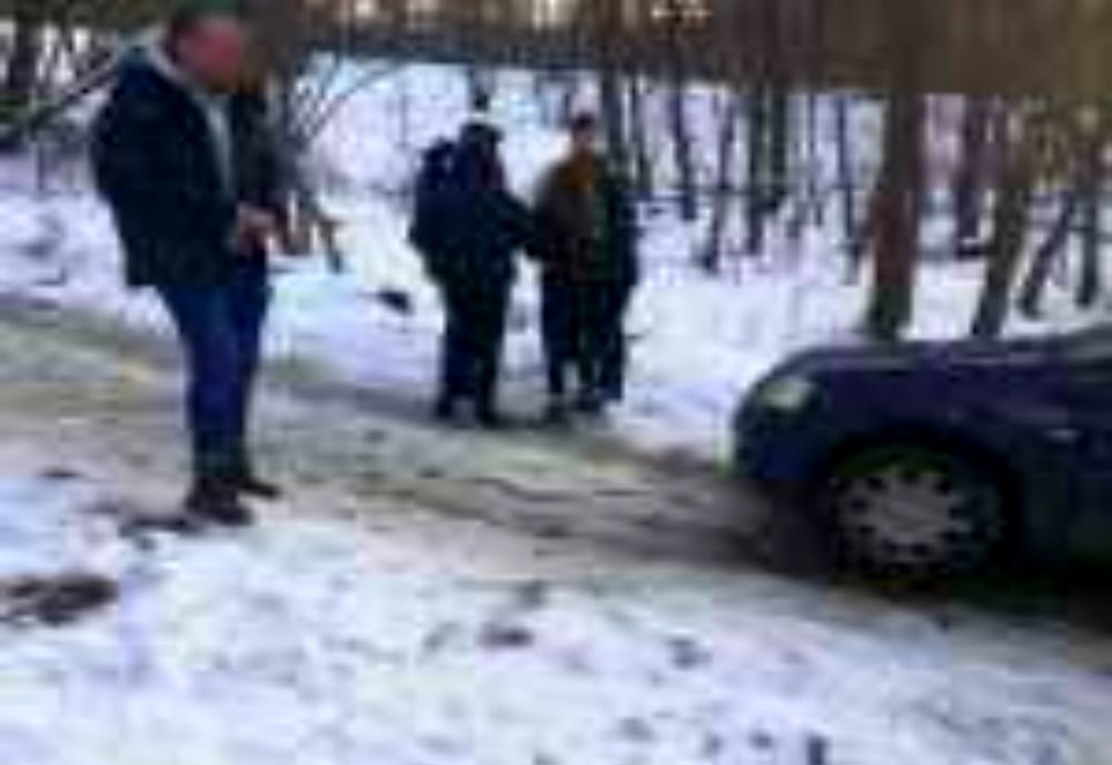 Turiști rătăciți într-o zonă înzăpezită 