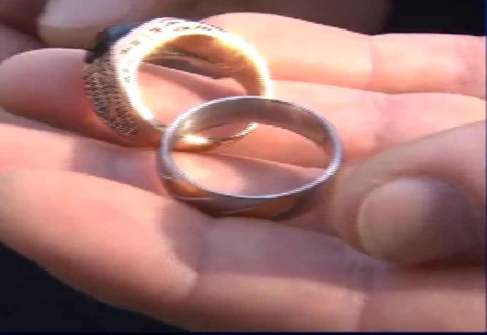 Cum a fost păcălit un bărbat din Alba de niște escroci să plătească pe gablonțuri cât pe aur