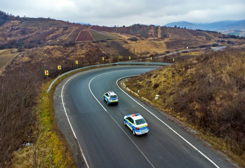 Traficul rutier blocat în judeţul Vâlcea după ce un autotren a derapat